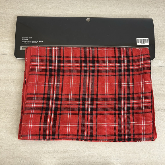 New ROBERT STANLEY 14"x72" Christmas Plaid Merry Christmas Table Runner Red NWT - Picture 2 of 5